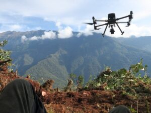 El dron elevándose y a la izquierda Hatun Vilcabamba