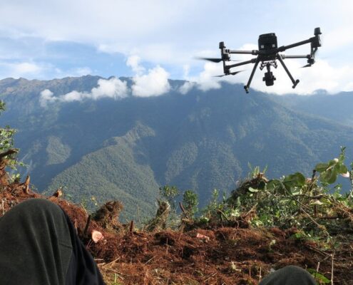 El dron elevándose y a la izquierda Hatun Vilcabamba