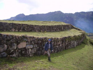 La toponimia y las características físicas del lugar coinciden exactamente con las crónicas. Donde la vegetación oculta muros de edificios incas.