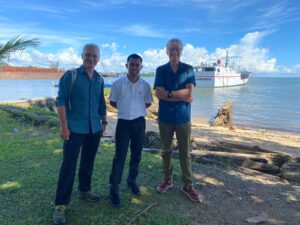 Con el Dr Kadarusman frente al barco de investigación “Airaha”, en el que navegamos en las expediciones de 2014 y 2017 ¡La próxima en 2024!