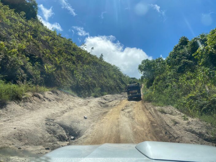 La “carretera” entre Tamrau y Manokwari tiene trozos en muy mal estado. Foto: Borja Milá