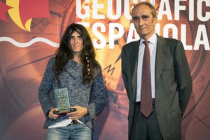 Silvia Vidal, Miembro de Honor SGE 2021-2022, recoge el premio de manos de Salvador García-Atance, exPresidente de la SGE