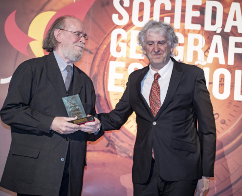 Joaquín Díaz, Premio Investigación SGE 2021-2022, recoge el galardón de manos de Juan Luis Arsuaga, Vicepresidente de la SGE -PREMIOS SGE 2021-2022MADRID_ 2023