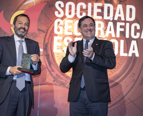 Alejandro Fernández-Riba, fundador y Presidente de la FIEB, recoge el Premio Iniciativa/Empresa de manos de Rafael Zardoya, Director del Museo Nacional de Ciencias Naturales -PREMIOS SGE 2021-2022MADRID_ 2023