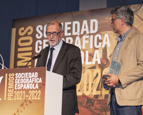 Eloy Revilla, Director de la Estación Biológica de Doñana, y Borja Heredia, Consejero Técnico del Ministerio para la Transición Ecológica y el Reto Demográfico, recogen la mención especial del jurado de la SGE a las especies migratorias -PREMIOS SGE 2021-2022MADRID_ 2023