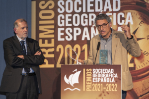 Eloy Revilla, Director de la Estación Biológica de Doñana, y Borja Heredia, Consejero Técnico del Ministerio para la Transición Ecológica y el Reto Demográfico, recogen la mención especial del jurado de la SGE a las especies migratorias -PREMIOS SGE 2021-2022MADRID_ 2023