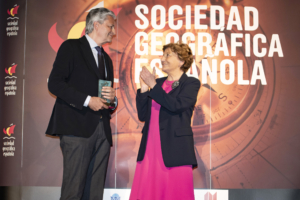 Rafael Mata, Premio Nacional SGE 2021-2022, recoge el galardón de manos de Josefina Gómez-Mendoza, Premio Nacional SGE 2014 -PREMIOS SGE 2021-2022MADRID_ 2023