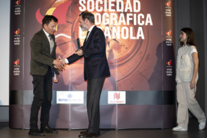 Sylvain Tesson, Premio Internacional SGE 2021-2022, recoge el galardón de manos de Juan Ignacio Entrecanales, Presidente de la SGE -PREMIOS SGE 2021-2022MADRID_ 2023