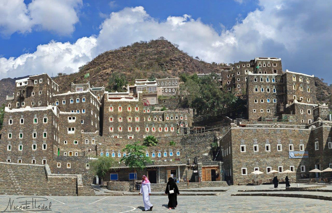 Rijal Alma, raíces sauditas en un oasis de montaña.