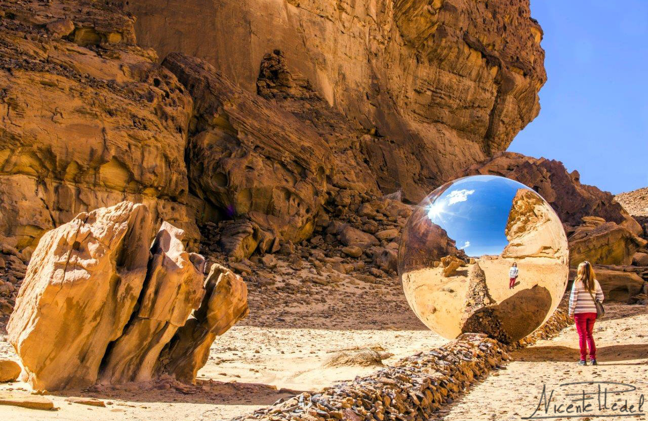 En medio del desierto, arte contemporáneo.