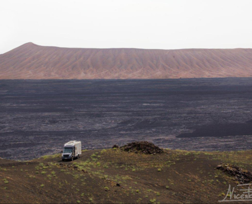 Emergiendo del mar de lava azabache... ¡el Volcán Blanco!