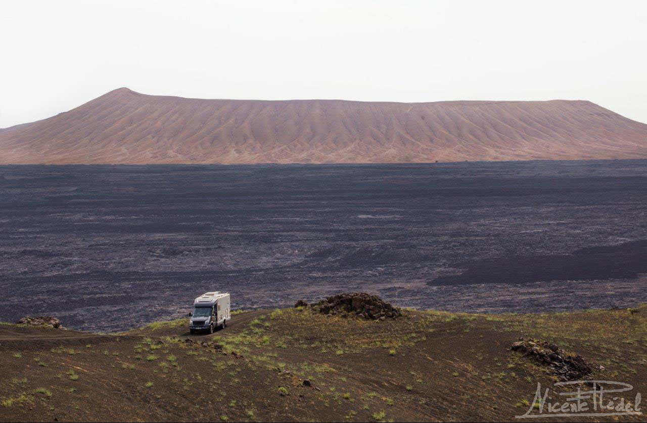 Emergiendo del mar de lava azabache... ¡el Volcán Blanco!
